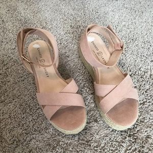 NWOT Chinese Laundry Neutral Flatforms